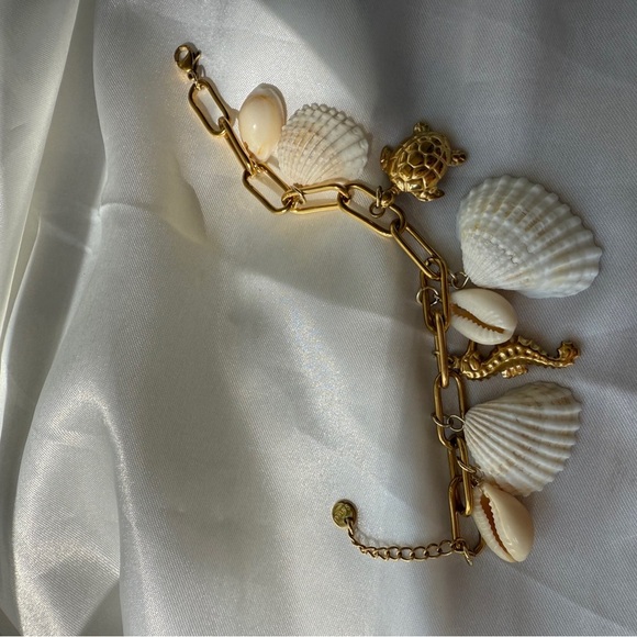 Summer trend adjustable Gold and White Shell Charm Bracelet - Picture 13 of 13